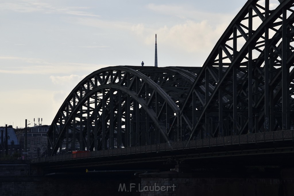 PSpringt kein Suizid Brueckenspringer Koeln Hohenzollernbruecke P068.JPG - Miklos Laubert